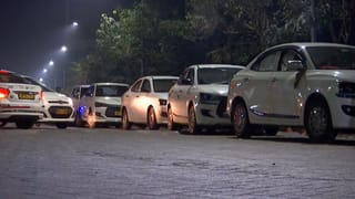 শহরে মধ্যরাতে হঠাৎ গাড়ির এত লম্বা লাইন কেন?