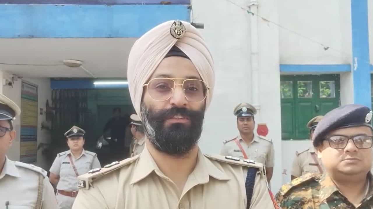 Jalpaiguri: বাংলা শিখতে হবে, কেন্দ্রীয় বাহিনীকে বোঝালেন পুলিশ সুপার Jalpaiguri: বাংলা শিখতে হবে, কেন্দ্রীয় বাহিনীকে বোঝালেন পুলিশ সুপার