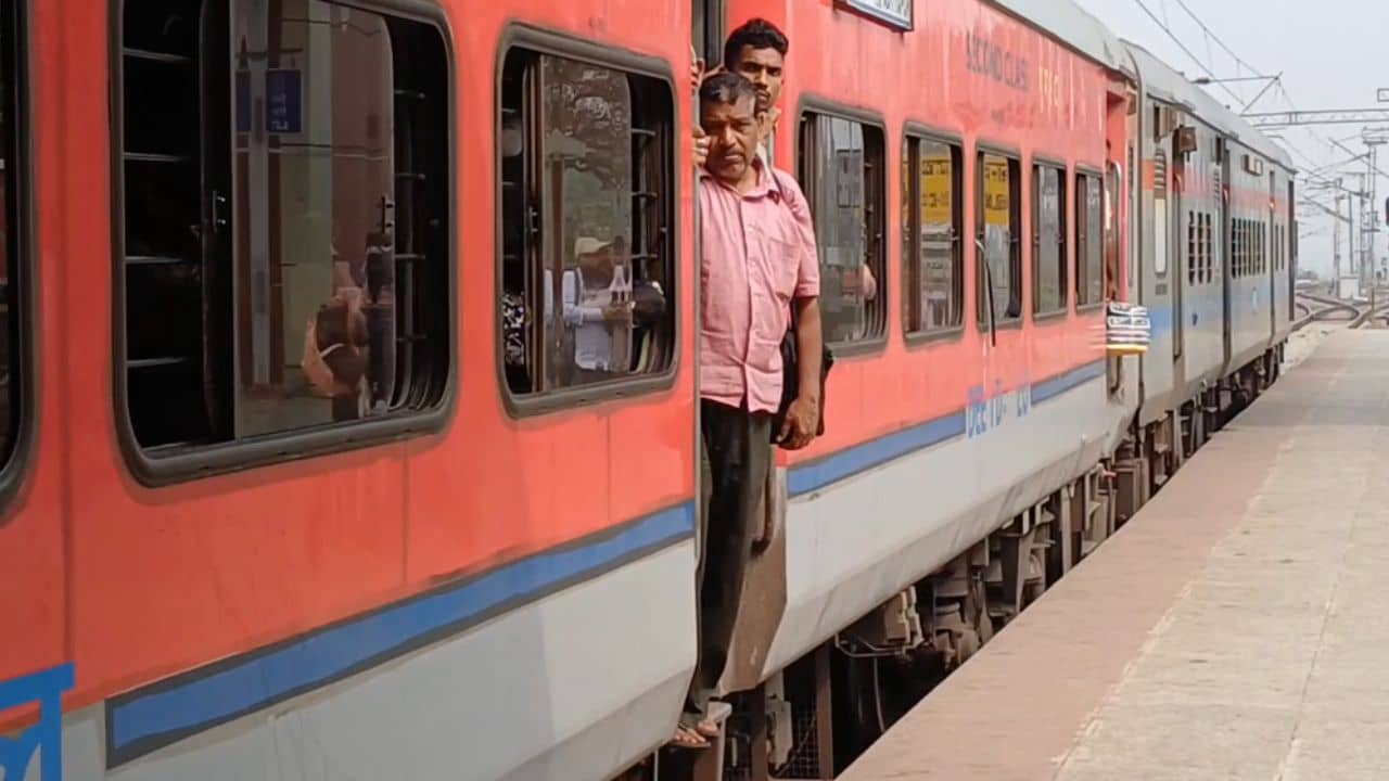 Purulia: ৯ কোটি টাকায় বদলে গেল বাংলার এই স্টেশন, চেনাই দায়, খুশি বাসিন্দারা