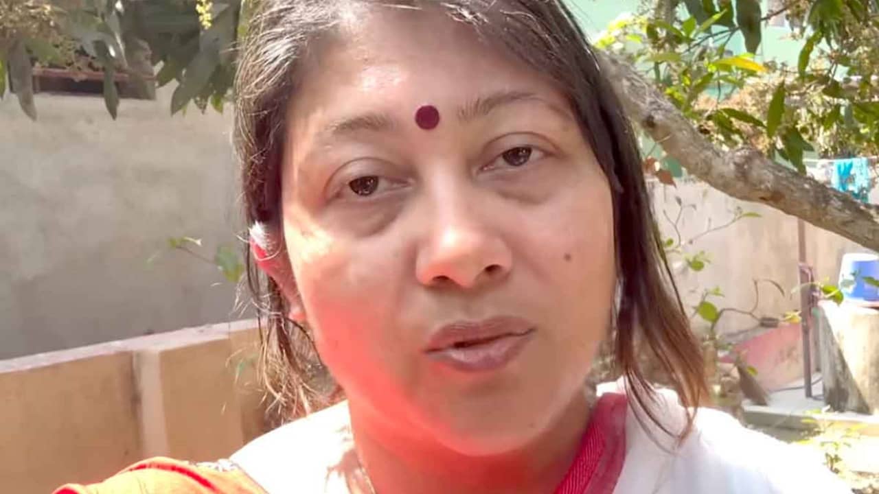 শাশুড়ির মৃত্যুতেও ক্যামেরা অন? ‘প্রবাসে ঘরকন্না’র মহুয়াকে নিয়ে জোর বিতর্ক