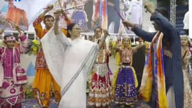 ভাংড়া থেকে ডান্ডিয়া, কচিকাচাদের সঙ্গে দোলে মাতলেন মমতা