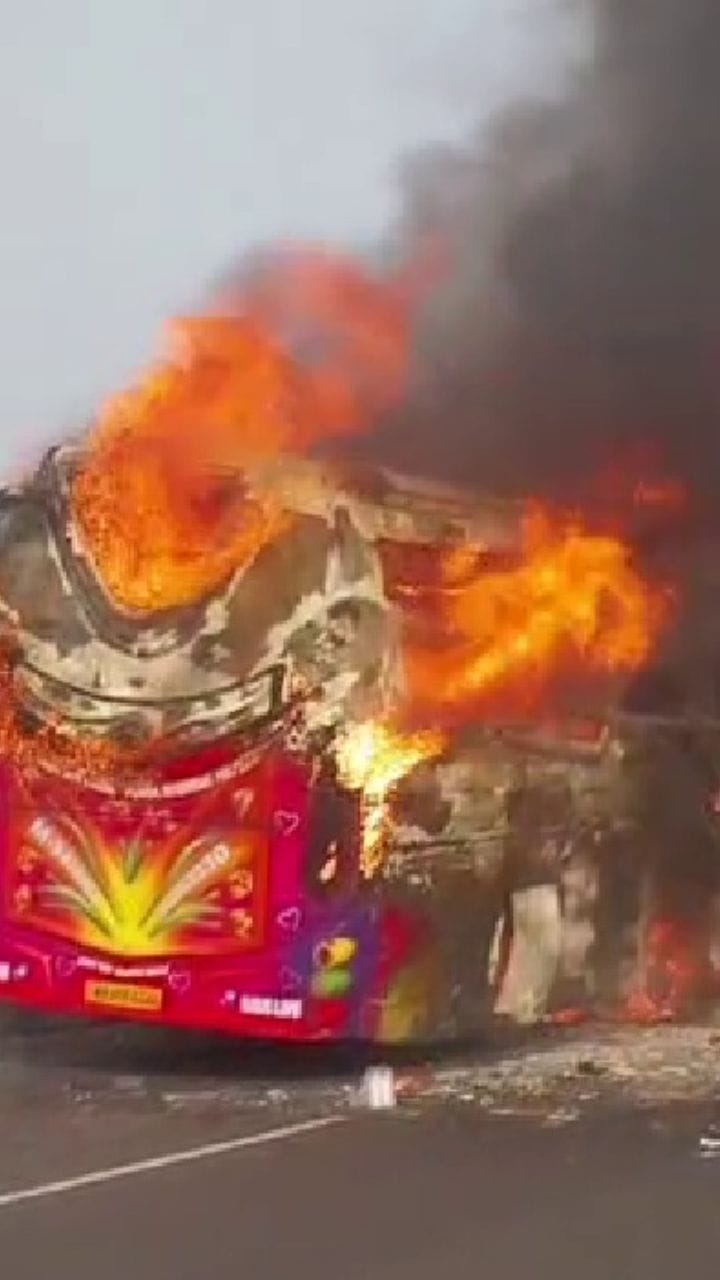 বরযাত্রীর চলন্ত বাসে বিধ্বংসী আগুন