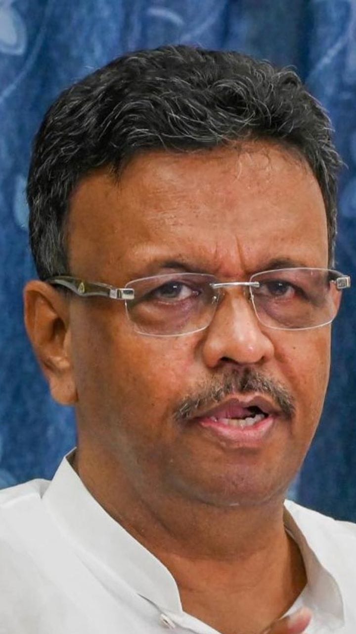 'পর্দার পিছনে কী?', রাজ্যপাল বিতর্কে মুখ খুললেন ফিরহাদ