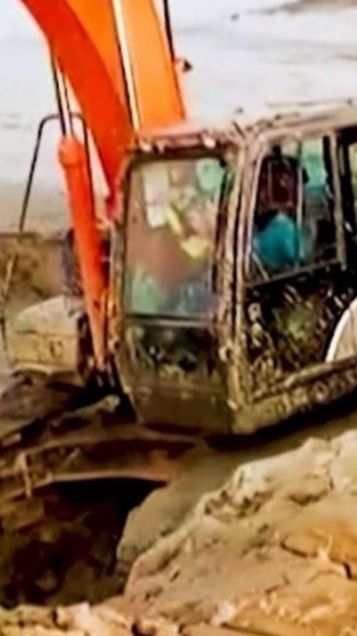 নদীর বাঁধই চুরি করছে মাফিয়ারা! রাতারাতি ফাঁকা হয়ে যাচ্ছে সব...