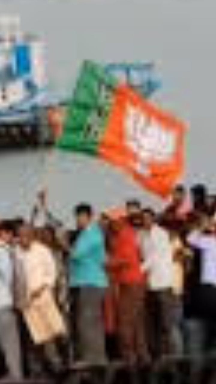 নৌকা চড়ে মোদীর ব্রিগেডে আসছেন BJP কর্মী-সমর্থকরা, দেখুন ভিডিয়ো