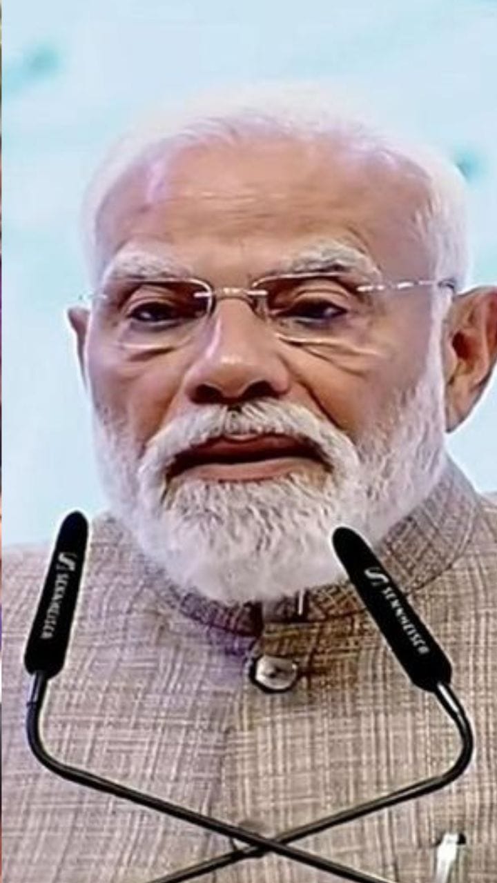 'বিপদে মোরে রক্ষা করো...', ব্রিগেডে জনতার দিকে তাকিয়ে মোদীর আবৃত্তি!