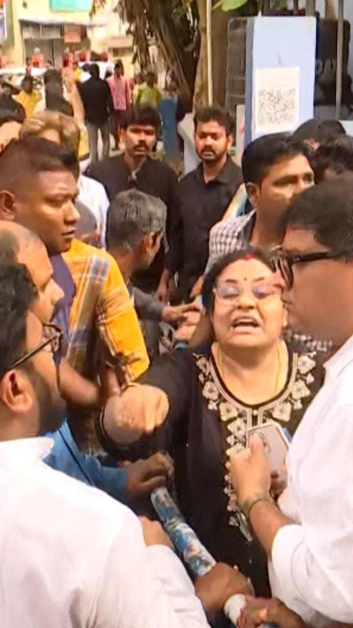 নেতাজিনগরে দেওয়াল দখলের লড়াই, মাথায় হাত পুলিশের!