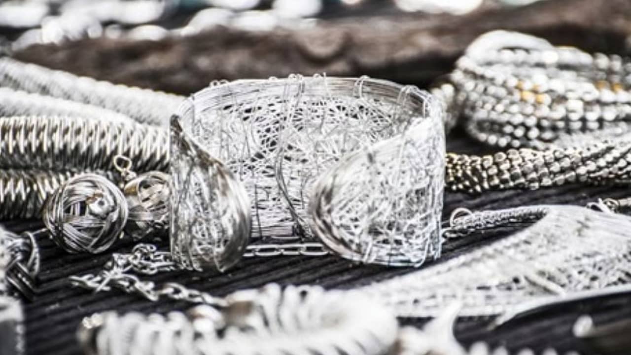 কালো থেকে একেবারে ঝকঝকে রুপো, ঘরোয়া টোটকাতেই এবার ম্যাজিক