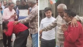 ভোটারের কাঁধ ধরে টেনে নিয়ে গিয়ে পরেশকে প্রণাম করালেন তৃণমূল কর্মী