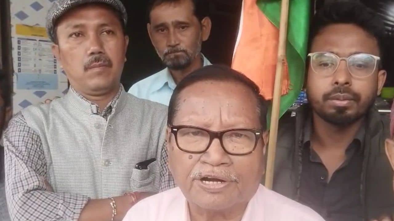 Jalpaiguri: কেন এখনও পেলাম না যুবসাথীর টাকা?, TMC প্রার্থী পরেশকে দেখা মাত্রই প্রশ্ন যুবকের