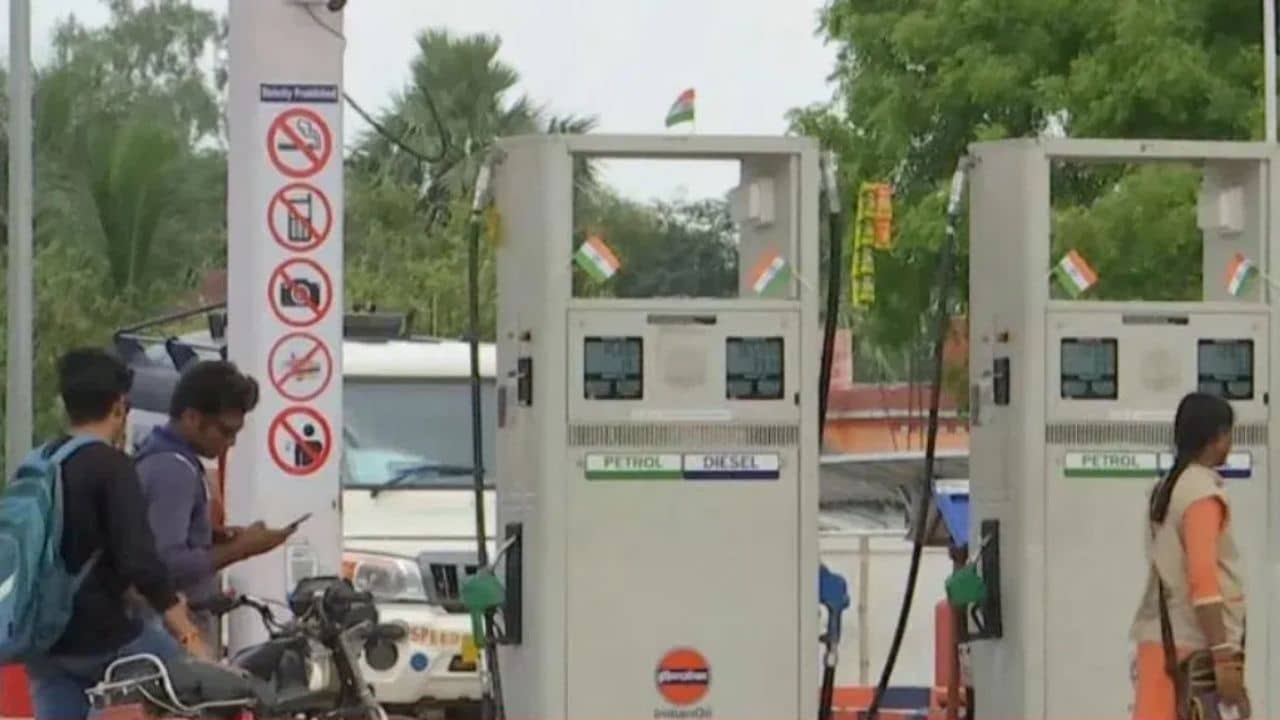 Petrol-Diesel: পেট্রোল-ডিজ়েল বিক্রি নিয়ে কড়াকড়ি কেন্দ্রের, এবার পাম্পে গেলেও মিলবে না জ্বালানি?