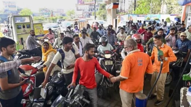 'চাষের জমিতে জল দেব কীভাবে', পেট্রোল পাম্পে লম্বা লাইন