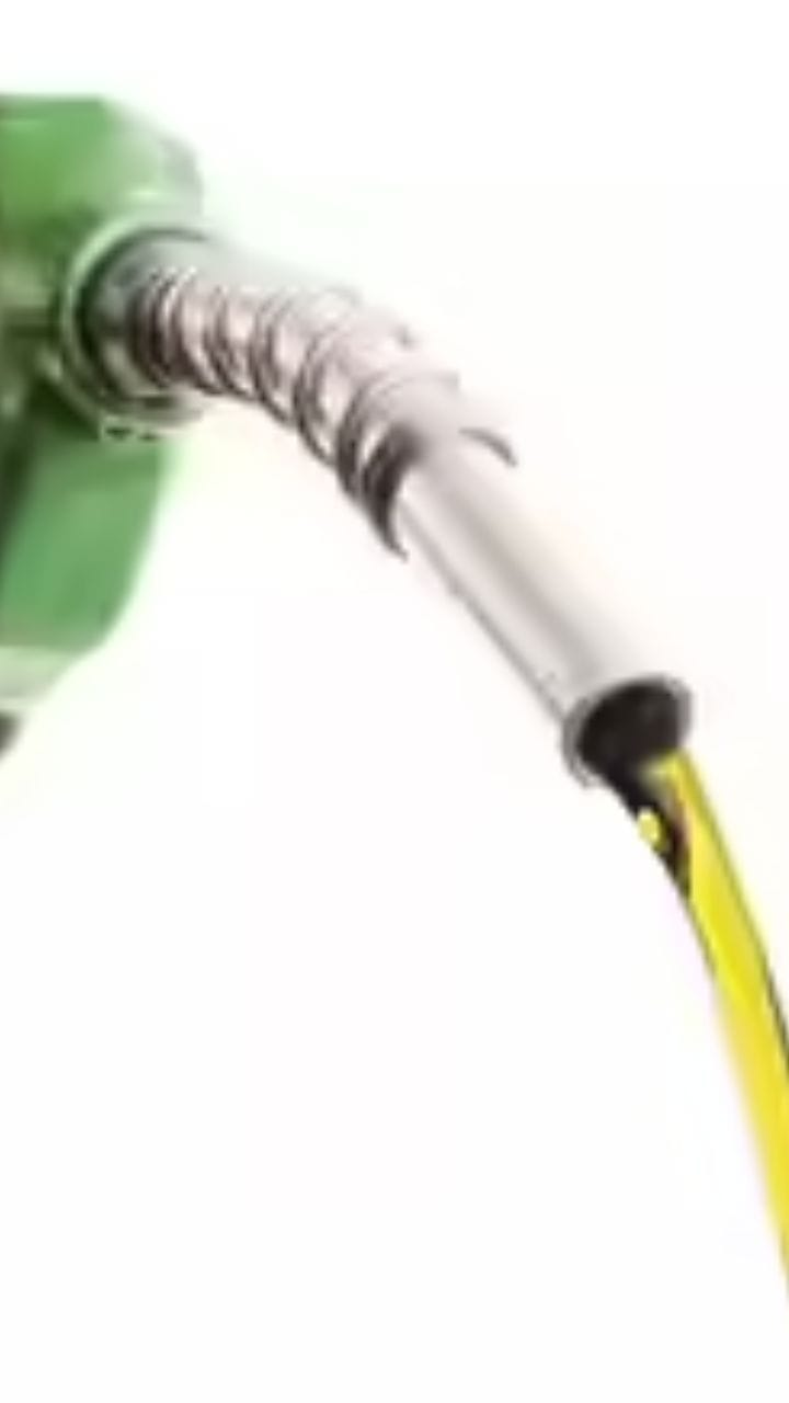 ভয় পেয়ে বাড়তি পেট্রোল ভরছেন সকলেই!