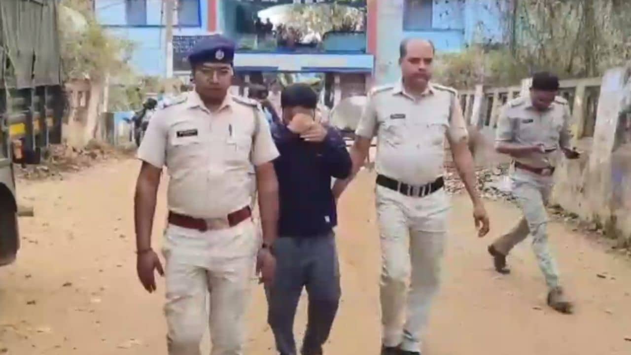 SSC Exam: Group C পরীক্ষা দিতে এসে হলে বসেই অদ্ভুত আচরণ, তারপরই পরীক্ষক যা দেখলেন