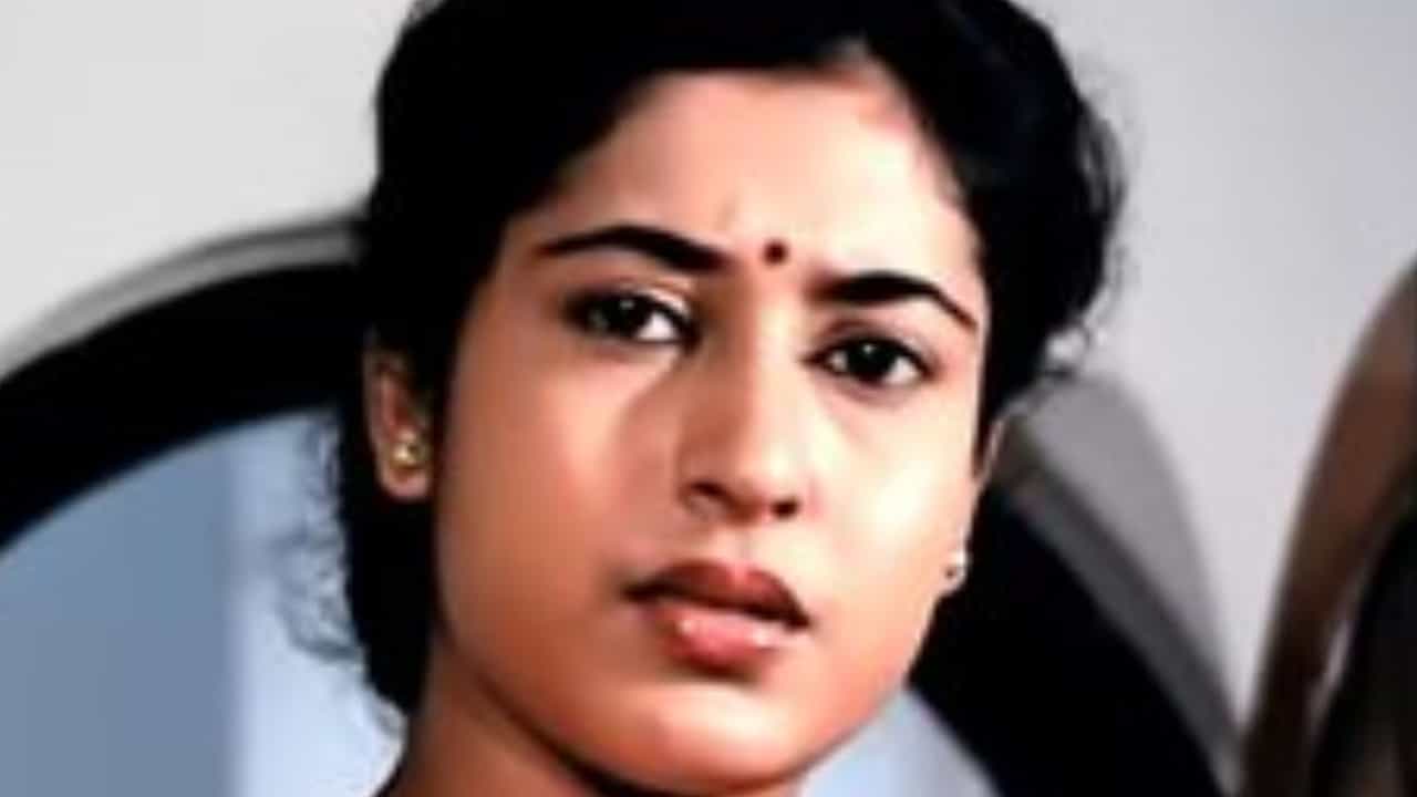 জানেন শতাব্দী রায়ের কোন বাংলা ছবির গল্প থেকে বিখ্যাত হিন্দি ছবি তৈরি হয়? জানেন শতাব্দী রায়ের কোন বাংলা ছবির গল্প থেকে বিখ্যাত হিন্দি ছবি তৈরি হয়?
