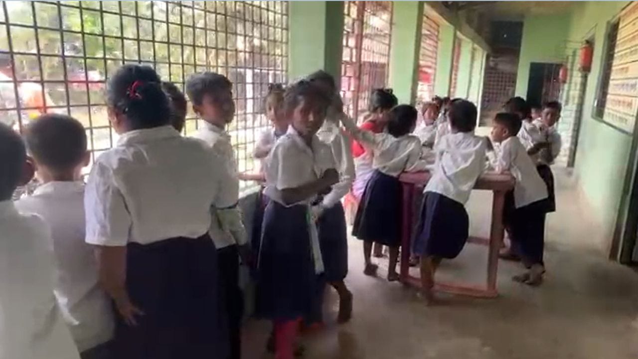 Basanti: ক্লাসরুম রয়েছে, শিক্ষক নেই! বারান্দাতেই ঠাঁই পড়ুয়াদের