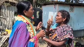 ঘুঁটে উল্টে দিলেন, বৃদ্ধার সঙ্গে নাচলেন আরামবাগের তৃণমূল প্রার্থী