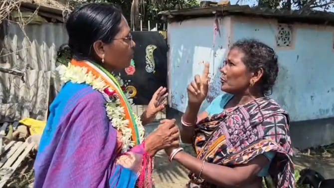 ঘুঁটে উল্টে দিলেন, বৃদ্ধার সঙ্গে নাচলেন আরামবাগের তৃণমূল প্রার্থী
