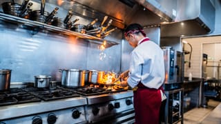 রেস্টুরেন্টে খাবারের বিলে ‘LPG চার্জ’! আপনার কাছ থেকে নিলে কী করবেন?