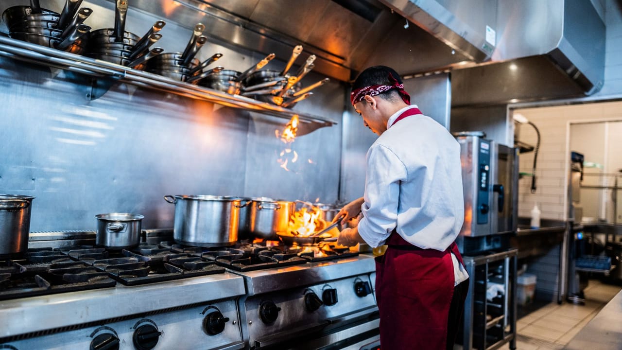 রেস্টুরেন্টে খাবারের বিলে 'LPG চার্জ'! আপনার কাছ থেকে নিলে কী করবেন? রেস্টুরেন্টে খাবারের বিলে 'LPG চার্জ'! আপনার কাছ থেকে নিলে কী করবেন?