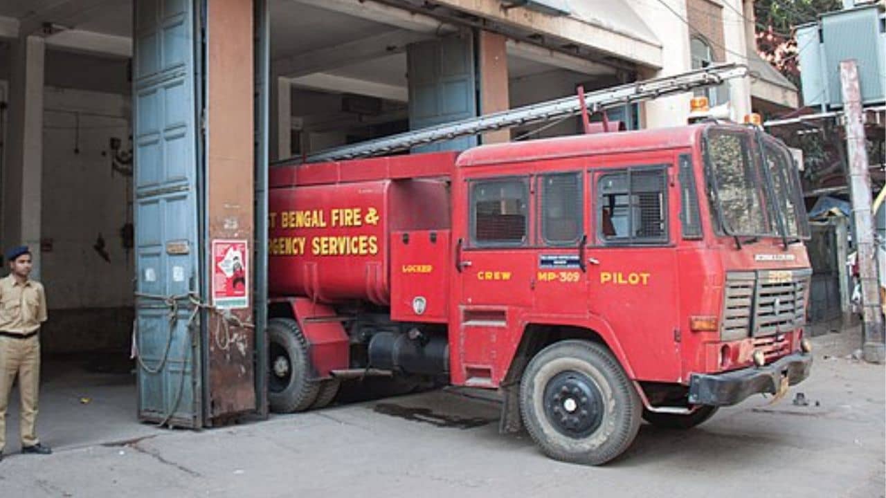 Kolkata fire brigade: গাড়ি রাখা নিয়ে গণ্ডগোল, দমকলের নিরাপত্তারক্ষীদের মেরে শ্রীঘরে ৩