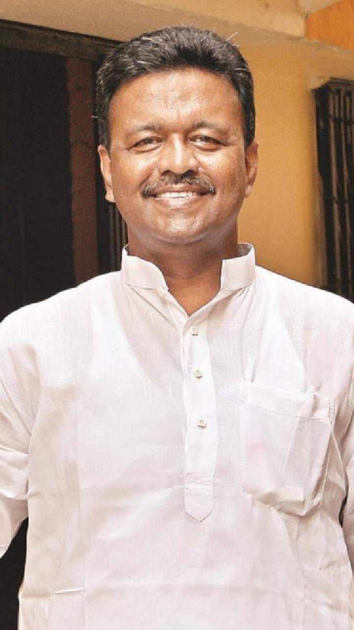 'হাজার মানুষ জড়িয়ে ধরছে, একজনের সমস্যা নিয়ে ভাবি না', বিরোধীদের পাল্টা ফিরহাদ