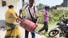 নতুন গ্যাস জ্বালাতে গেলেই নিভে যাচ্ছিল, স্তম্ভিত লোকজন