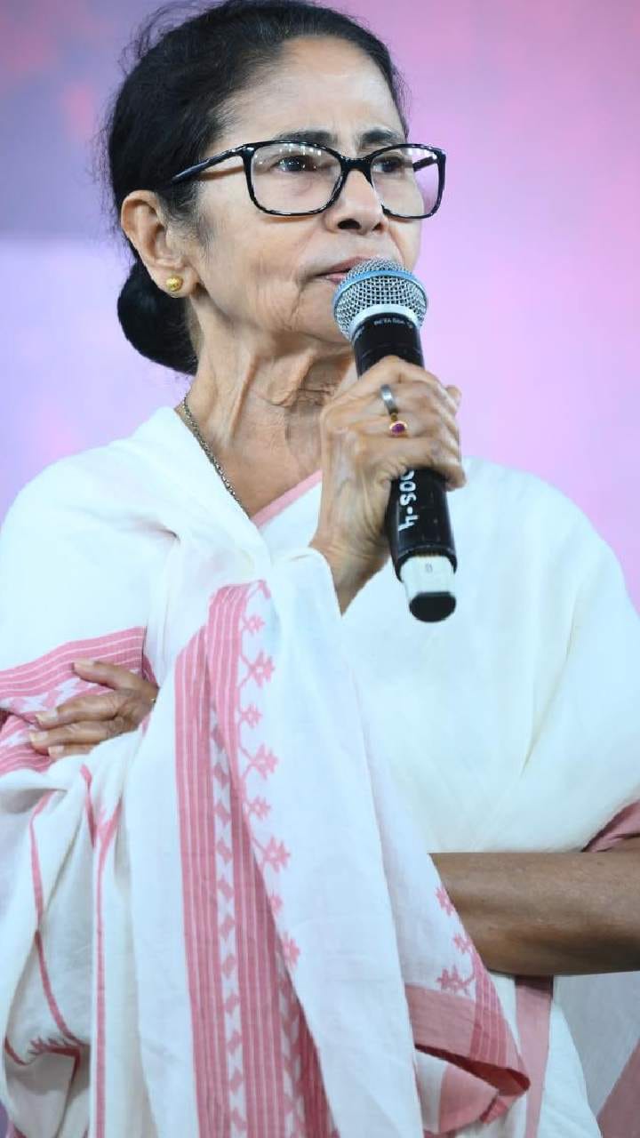 রান্নার গ্যাসের অস্বাভাবিক মূল্যবৃদ্ধি, ধর্নামঞ্চে সিলিন্ডার হাতে অভিনব প্রতিবাদ মমতার