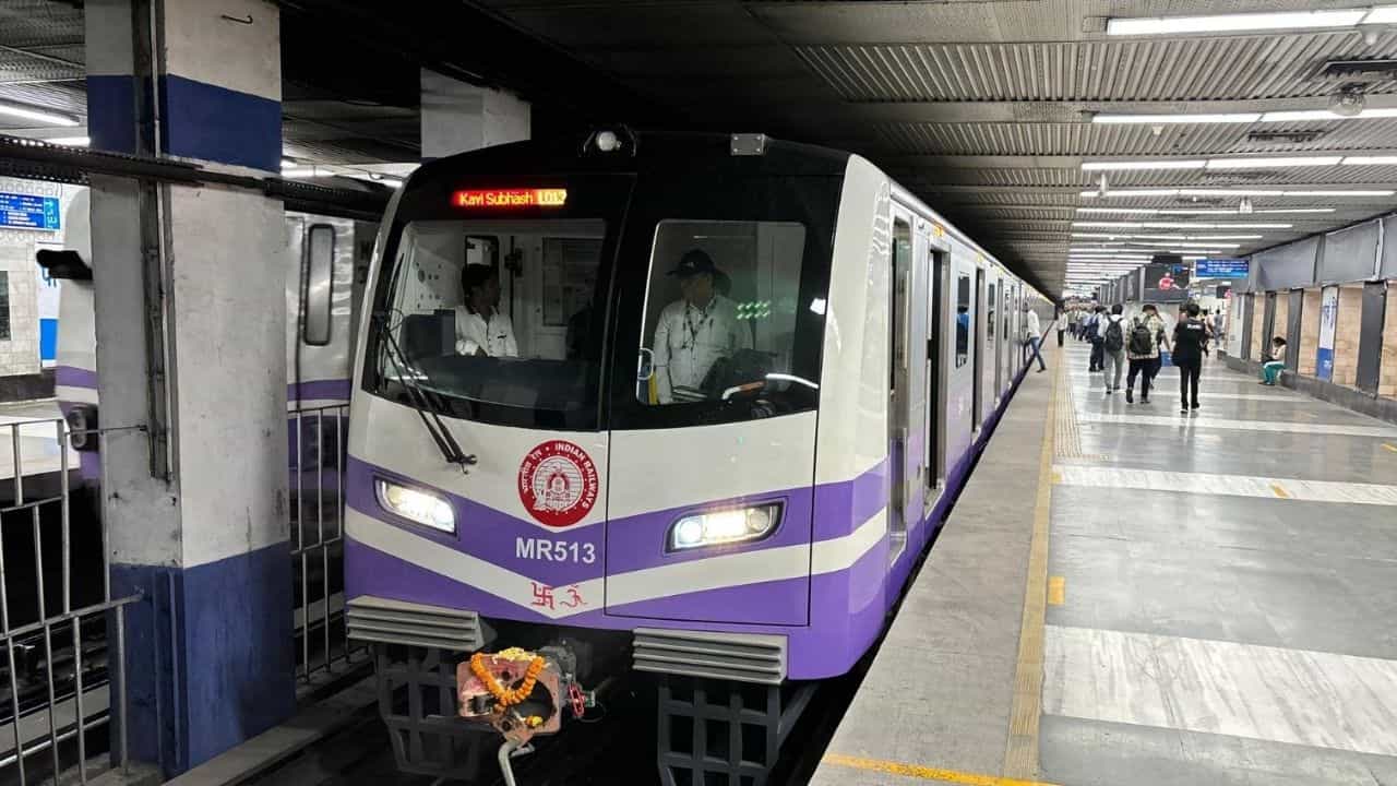 Kolkata Metro Service Disrupted: লাইনে উপড়ে পড়ল গাছ! ব্লু লাইনে আংশিক বন্ধ মেট্রো চলাচল, চরম দুর্ভোগ যাত্রীদের