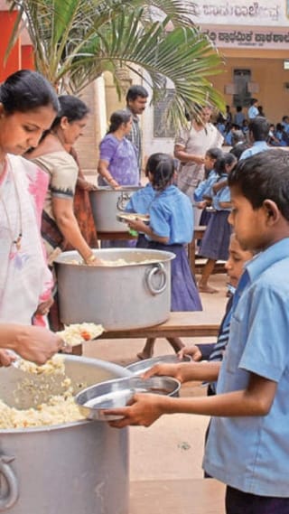 ল্যাবের গ্যাসে হচ্ছে মিড-ডে মিল! বাঁকুড়ার স্কুলে পঠনপাঠন শিকেয় তুলে চলছে রান্না