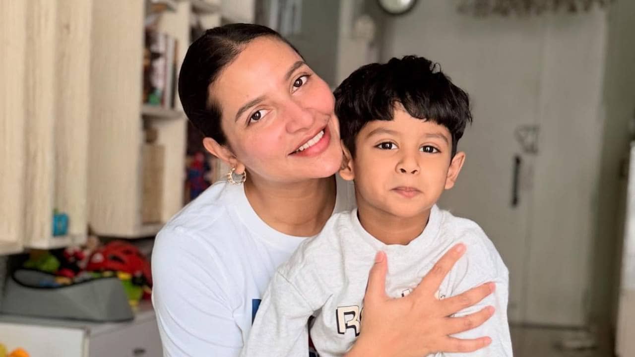 বিভীষিকা কাটিয়ে ঘরে ফিরলেন শুভশ্রী-ইউভান, বিমানবন্দরে নেমে কী বললেন অভিনেত্রী?