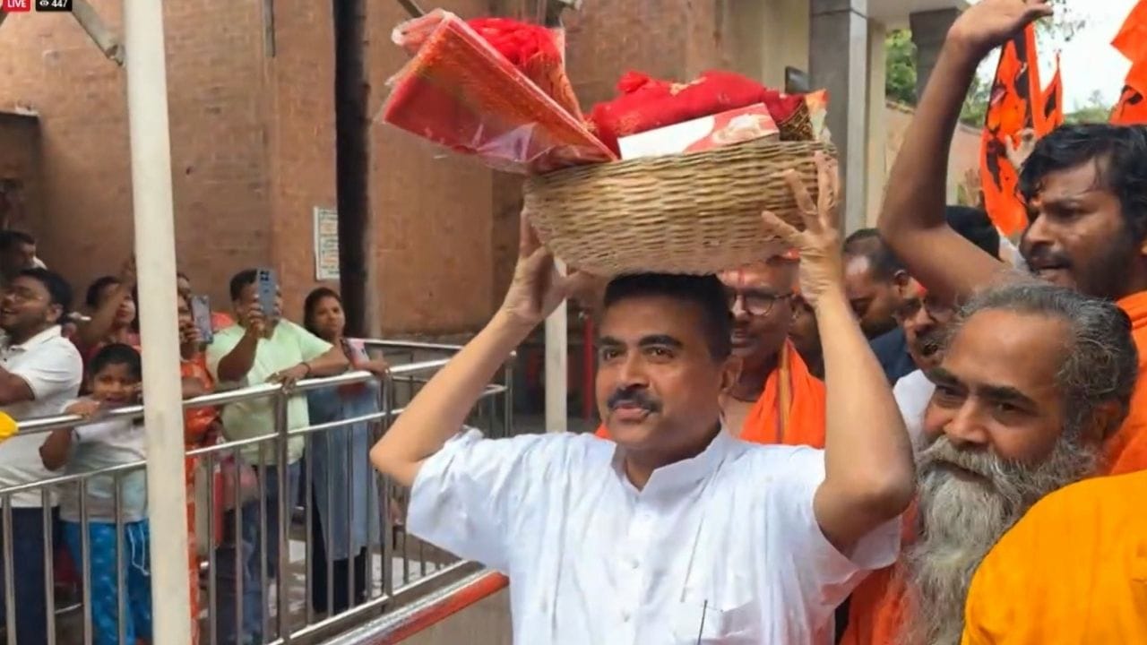 ইদে রেড রোডে মমতা, শুভেন্দু পুজো দিলেন কালীঘাটে ইদে রেড রোডে মমতা, শুভেন্দু পুজো দিলেন কালীঘাটে