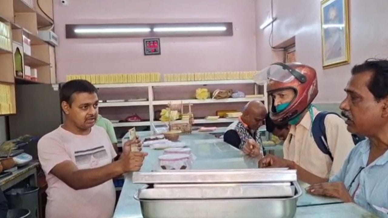 Sweet Shop in Bengal: কয়েকটি কাউন্টারে এখনই পড়েছে তালা, বন্ধ হওয়ার পথে শহরের প্রসিদ্ধ মিষ্টির দোকান