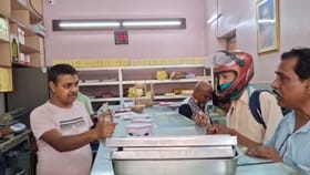 কয়েকটি কাউন্টারে এখনই পড়েছে তালা, বন্ধ হওয়ার পথে মিষ্টির দোকান