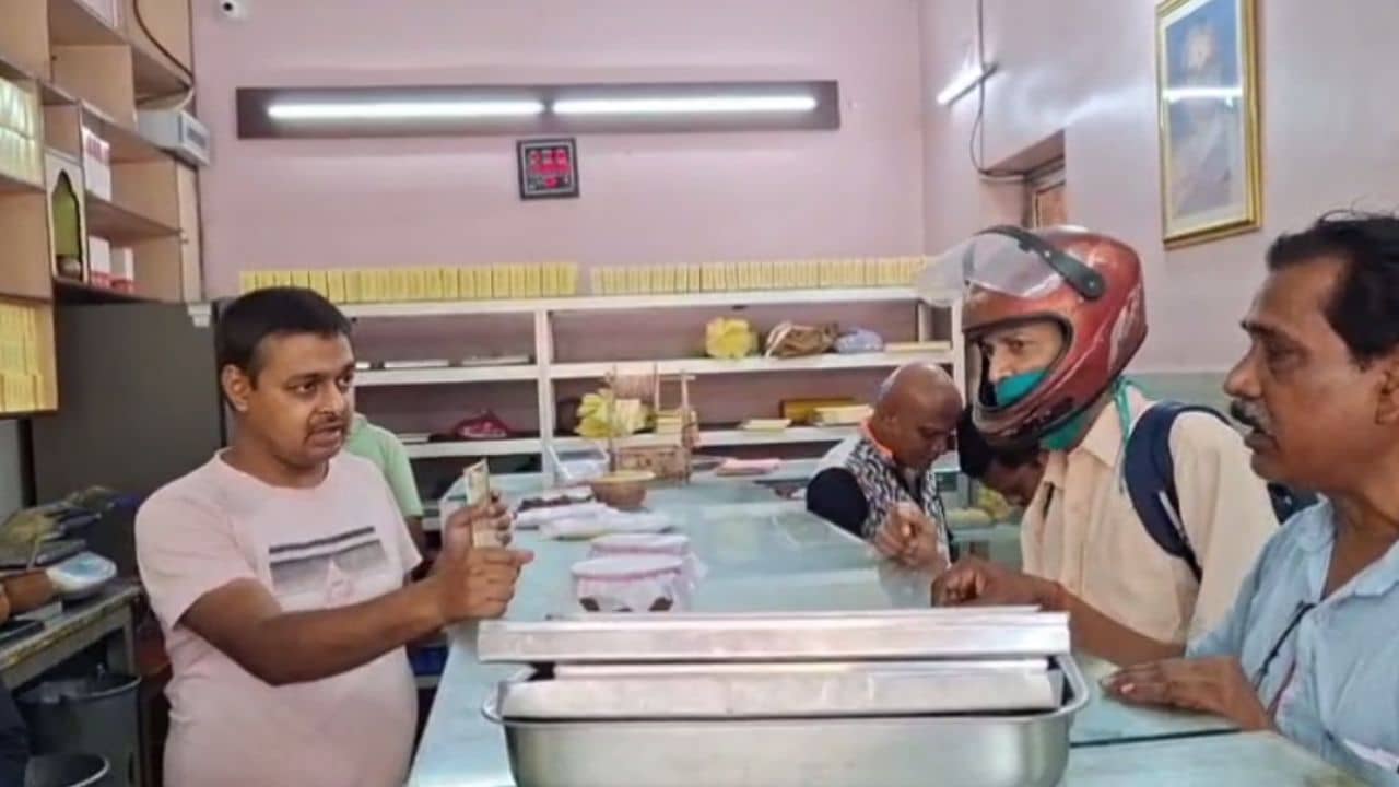 Sweet Shop in Bengal: কয়েকটি কাউন্টারে এখনই পড়েছে তালা, বন্ধ হওয়ার পথে শহরের প্রসিদ্ধ মিষ্টির দোকান