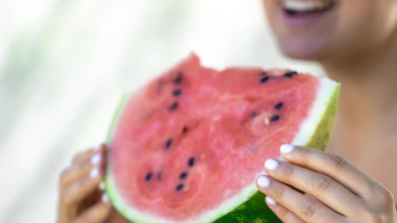 তরমুজের বীজ পেটে চলে গিয়েছে! জানেন শরীরে কী কী ঘটবে?