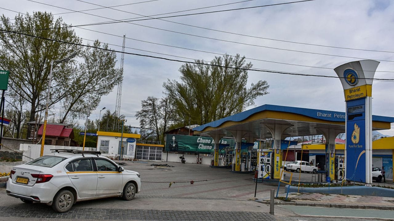 আতঙ্কিত হয়ে প্রয়োজনের অতিরিক্ত জ্বালানি সংগ্রহ না করার জন্য অনুরোধ জানানো হয়েছে। সরকার রাজ্যগুলির সঙ্গে নিয়মিত যোগাযোগ রাখছে যাতে কোথাও কৃত্রিম সংকট তৈরী না হয় এবং সরবরাহ স্বাভাবিক থাকে। (Getty Images) 