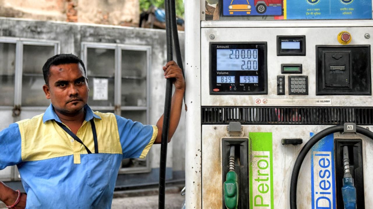 সরকার দেশবাসীকে আশ্বস্ত করে জানিয়েছে, যে দেশে পেট্রোল, ডিজেল ও এলপিজি গ্যাসের পর্যাপ্ত মজুত রয়েছে। সরবরাহে কোনো ঘাটতি নেই ও সব রিটেইল আউটলেটগুলির উপর নজর রাখা হচ্ছে। (Getty Images)