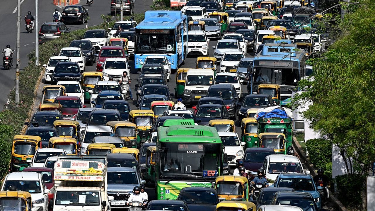 অন্ধ্রপ্রদেশের একাধিক শহরে এই গুজবের প্রভাবে পরিস্থিতি এতটা খারাপ হয়ে গিয়েছিল, যে প্রায় ৪০০-র বেশি পেট্রোল পাম্পে তেলের মজুত শেষ হয়ে গিয়েছিল। (Getty Images) 