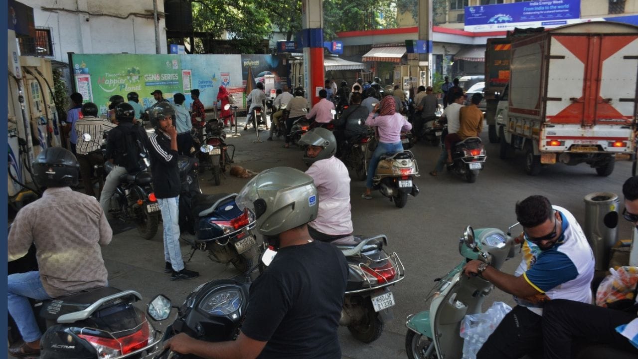 দাম বাড়ার ভয়ে বেশ কিছু রাজ্যে মানুষের মধ্যে আতঙ্কিত হয়ে তেল কেনার হিড়িক লক্ষ্য করা গিয়েছে। এর ফলে অনেক জায়গাতেই তেলের চাহিদা অস্বাভাবিকভাবে বেড়ে গিয়েছে। (Getty Images) 