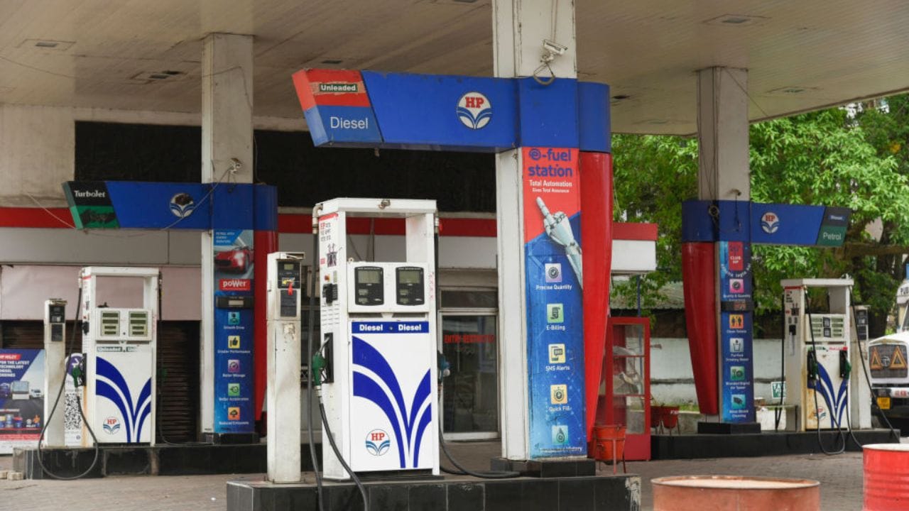 গুজব ছড়িয়েছিল যে, ২৯ এপ্রিল পশ্চিমবঙ্গ নির্বাচনের দ্বিতীয় দফার পরেই তেলের দাম বাড়বে। কিন্তু সরকারের এই ঘোষণার পর ভোটার ও সাধারণ মানুষ অনেকটাই স্বস্তিতে থাকবেন বলে আশা করা হচ্ছে। (Getty Images) 