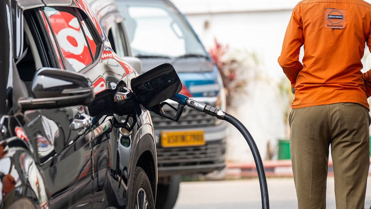 বিশ্ববাজারে অপরিশোধিত তেলের দাম ক্রমাগত বৃদ্ধি পাওয়া সত্ত্বেও ভারতের অভ্যন্তরীণ বাজারে তার প্রভাব পড়তে দিচ্ছে না সরকার। সাধারণ মানুষের স্বার্থে জ্বালানির দাম বর্তমানে স্থিতিশীল রাখার সিদ্ধান্ত নেওয়া হচ্ছে ? (Getty Images)