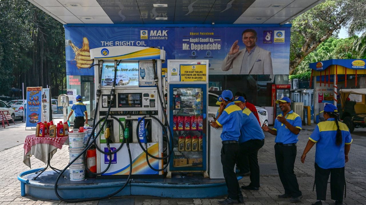 পেট্রোলিয়াম মন্ত্রকের যুগ্ম সচিব সুজাতা শর্মা সাফ জানিয়েছেন, বর্তমানে জ্বালানির দাম বাড়ানোর কোনো পরিকল্পনা বা প্রস্তাব সরকারের নেই। (Getty Images) 