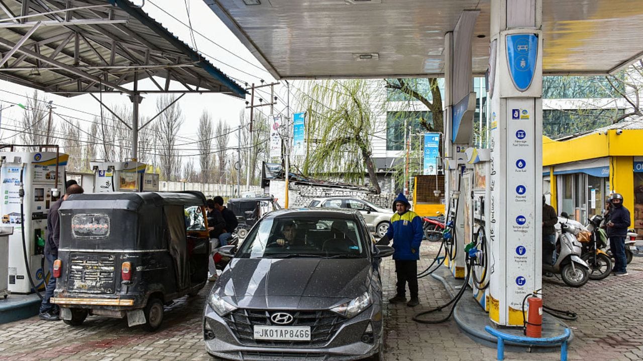 পশ্চিমবঙ্গ নির্বাচন মিটলেই পেট্রল ও ডিজেলের দাম বেড়ে যাবে, এমন জল্পনা দেশজুড়ে ছড়িয়ে পড়িয়েছিল। তবে মঙ্গলবার কেন্দ্রীয় সরকারের পক্ষ থেকে এই কল্পনা উড়িয়ে দিয়েছে কেন্দ্র। (Getty Images)
