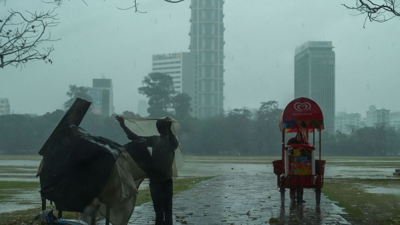 ময়দান - গ্রীষ্ম হোক বা বর্ষা, ময়দানই ভরসা। কলকাতার আল্টিমেট প্রেমের ডেস্টিনেশন বলা যেতে পারে শহরে মাঝে একটুকরো গড়ের মাঠকে। - GETTY IMAGES