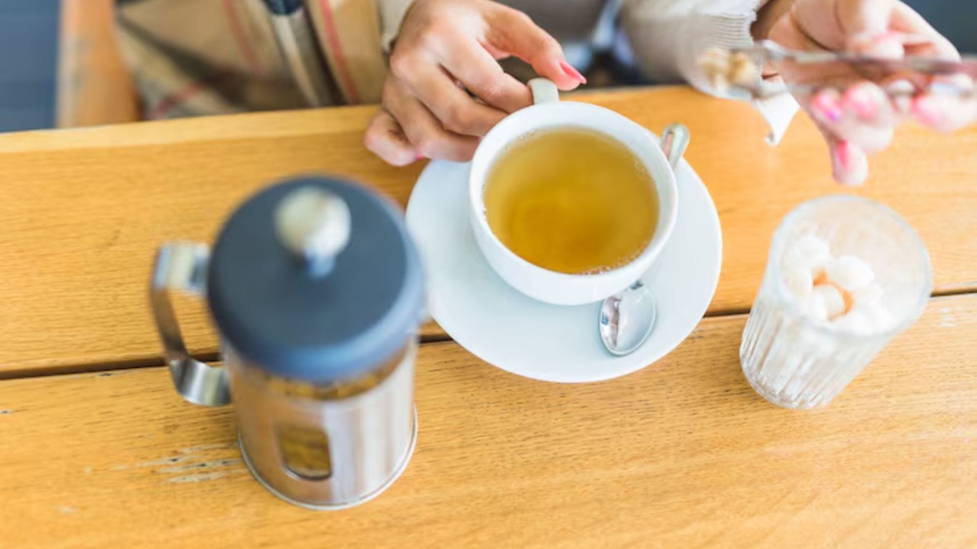  হৃৎপিণ্ডের সুরক্ষা: লিকার চায়ে থাকা থিয়াফ্লাভিন এবং থিয়ারুবিন নামক অ্যান্টি-অক্সিডেন্ট রক্তে কোলেস্টেরলের মাত্রা কমাতে সাহায্য করে। ফলে হৃদরোগ ও স্ট্রোকের ঝুঁকি অনেকটাই কমে যায়।