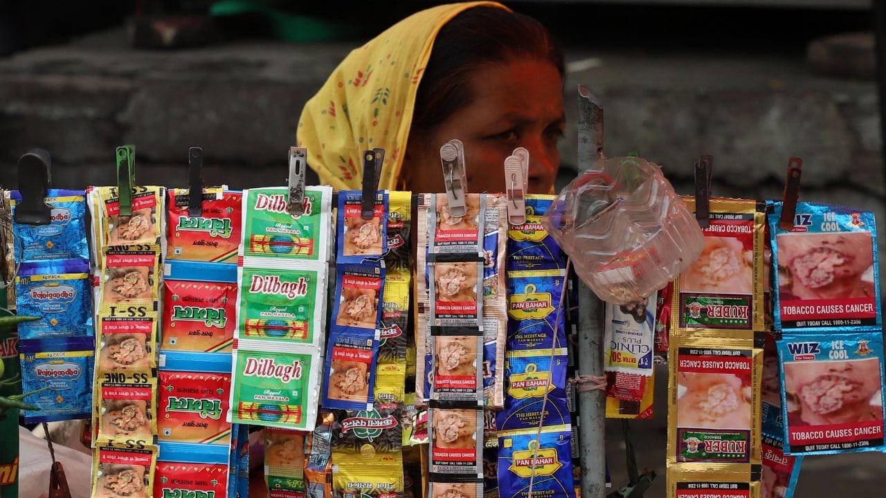 পরিবেশবান্ধব কাগজগুলিকে কাঁচের শিশি ও টিনের কন্টেনারের মতো প্রচলিত মাধ্যমগুলো ব্যবহারের সুযোগ আছে। (Getty