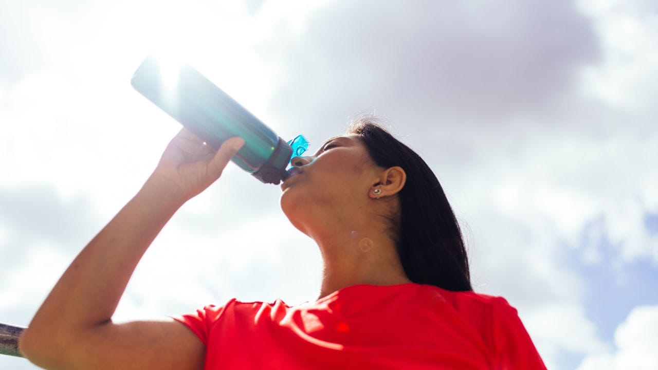 কড়া রোদ থেকে ঠান্ডা জল খেলে আমাদের শরীর আরাম পায়।  মন, প্রাণ যেন জুড়িয়ে যায়। ঠান্ডা জল শরীরে তাপমাত্রা কমায়। - GETTY