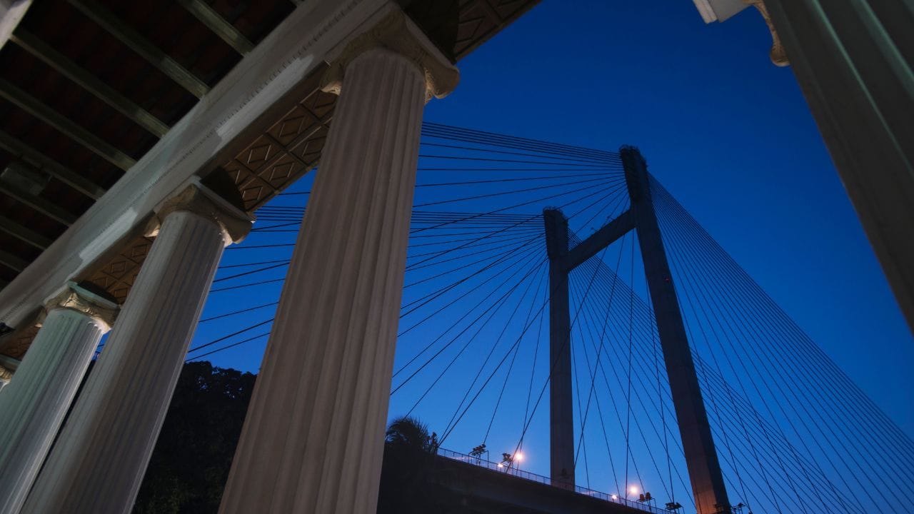 প্রিন্সেপ ঘাট - গঙ্গার হাওয়া আর বিদ্যাসাগর সেতুর নিচে নৌকায় ঘুরে বেড়ান প্রিয়জনের সঙ্গে। কলকাতার রোমানস্ মানেই প্রিন্সেপ ঘাট। - GETTY