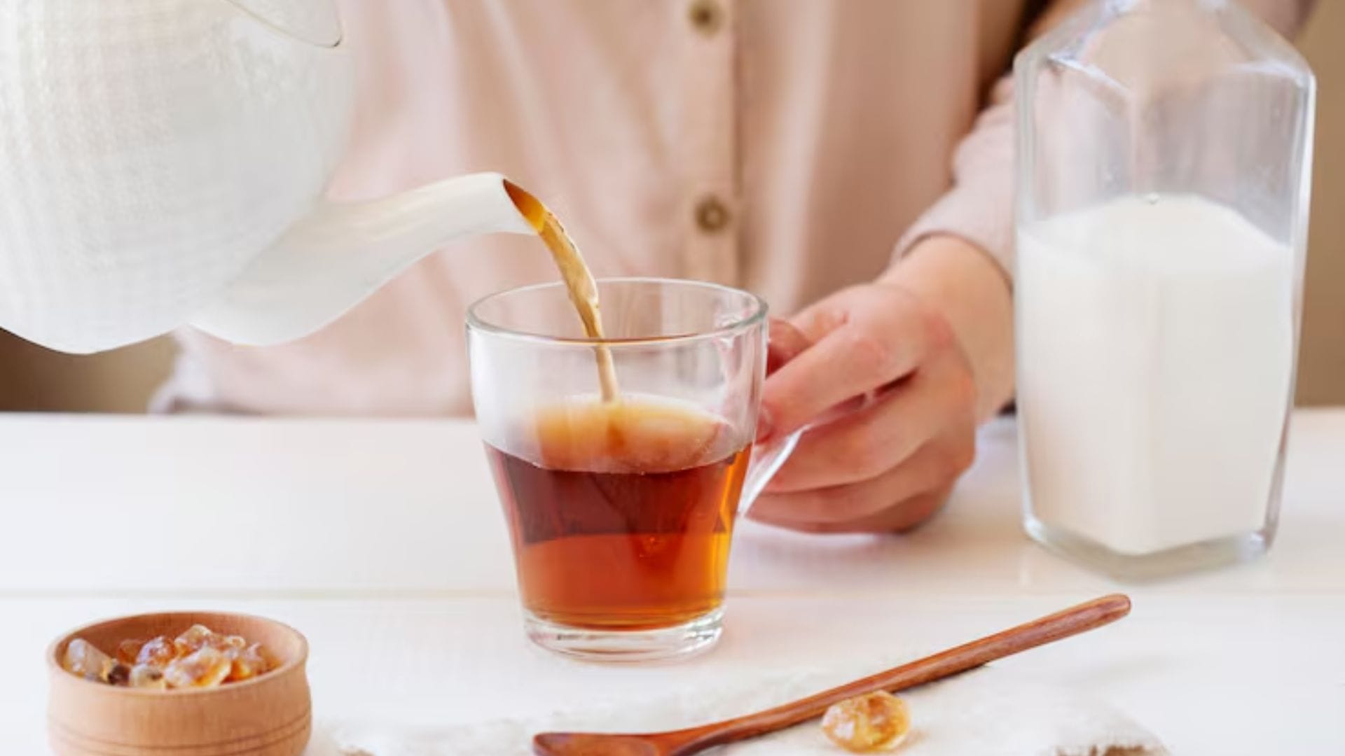 ওজন নিয়ন্ত্রণে সহায়ক: লিকার চায়ে কোনো ক্যালরি থাকে না (যদি চিনি না মেশানো হয়)। এটি মেটাবলিজম বা বিপাক হার বাড়িয়ে শরীরের অতিরিক্ত চর্বি পোড়াতে সাহায্য করে, যা দ্রুত ওজন কমাতে কার্যকর।